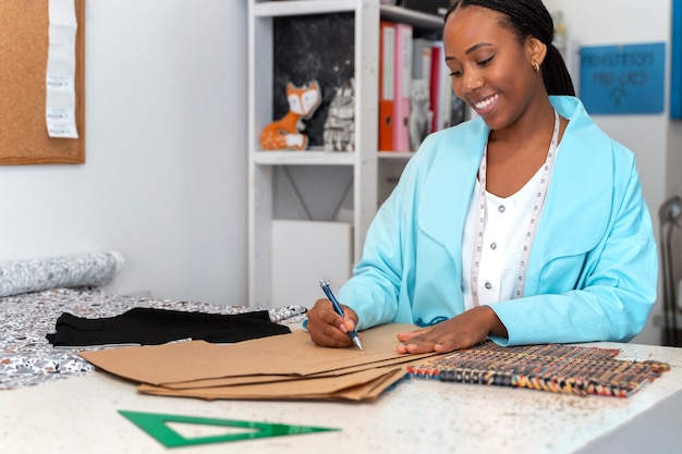 Foto grátis mulher negra de tiro médio administrando uma pequena empresa