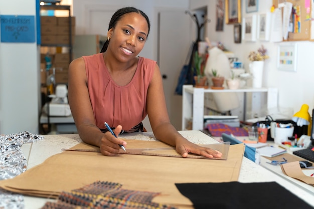 Foto grátis mulher negra de tiro médio administrando uma pequena empresa