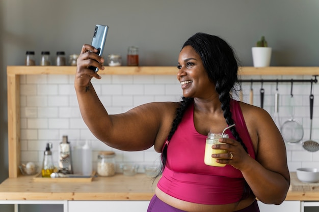 Foto grátis mulher negra de tiro médio relaxando em casa