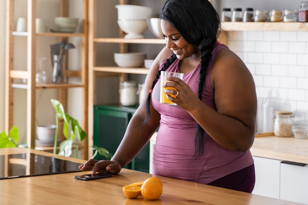 Foto grátis mulher negra de tiro médio relaxando em casa