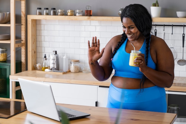 Foto grátis mulher negra de tiro médio relaxando em casa