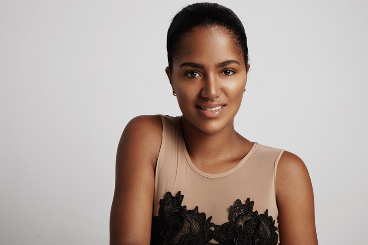 Foto grátis mulher negra em sessão de estúdio está sorrindo