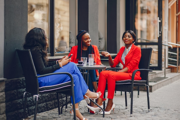 Mulher negra em uma cidade