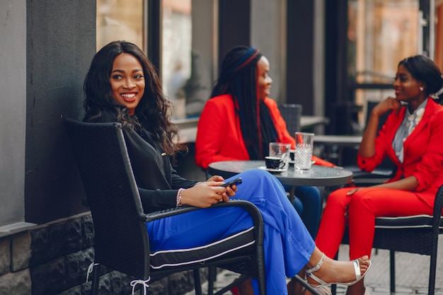 Mulher negra em uma cidade