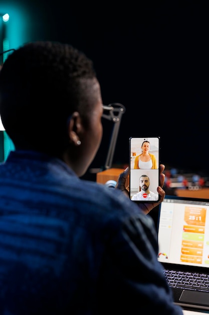 Foto grátis mulher negra em videochamada com clientes