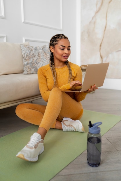 Foto grátis mulher negra fazendo fitness em casa