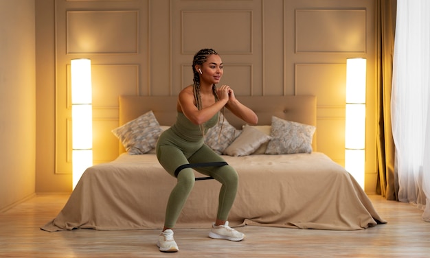 Foto grátis mulher negra fazendo fitness em casa