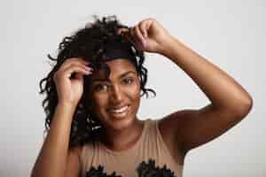 Foto grátis mulher negra se diverte com uma peruca peruca de cabelo encaracolado