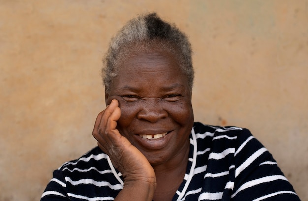 Mulher negra sênior de tiro médio posando