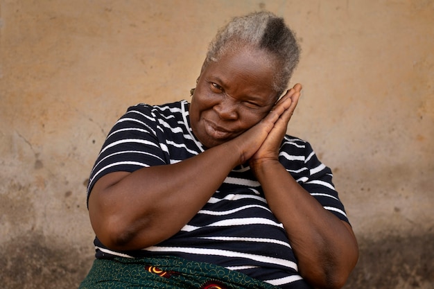 Mulher negra sênior de tiro médio posando