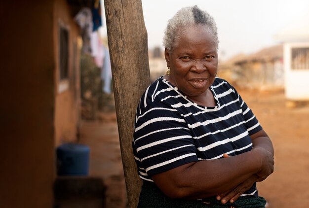 Mulher negra sênior de tiro médio posando