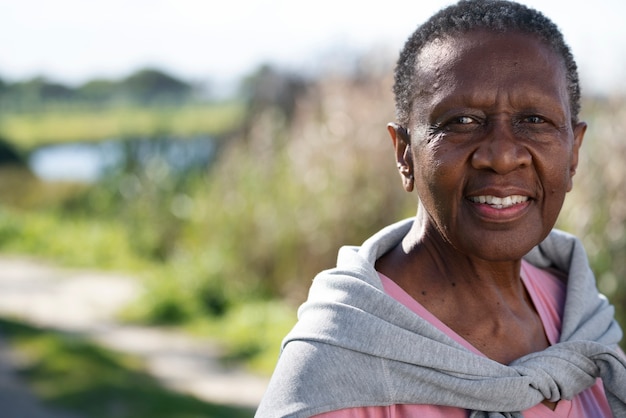 Mulher negra sorridente de tiro médio lá fora