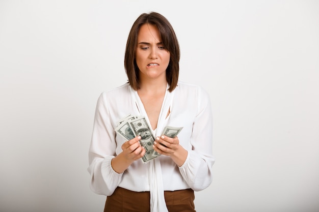Foto grátis mulher nervosa contando dinheiro, falta dinheiro