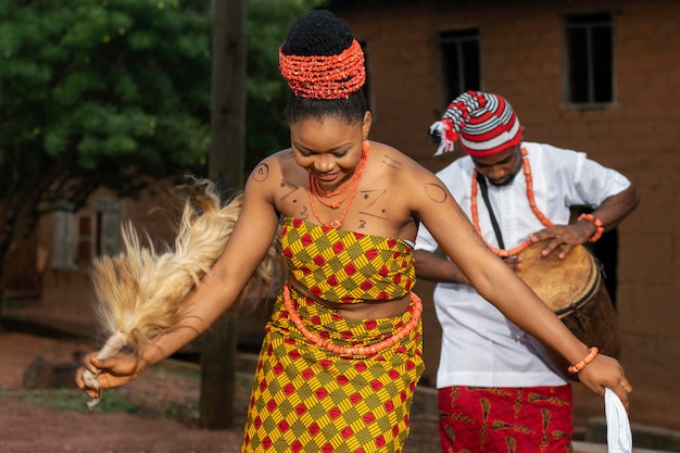 Mulher nigeriana dançando tiro médio