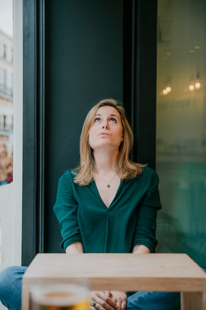 Foto grátis mulher no café olhando para cima