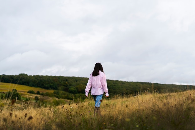 Foto grátis mulher no campo tiro completo