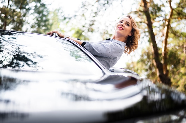 Mulher no carro olhando para longe