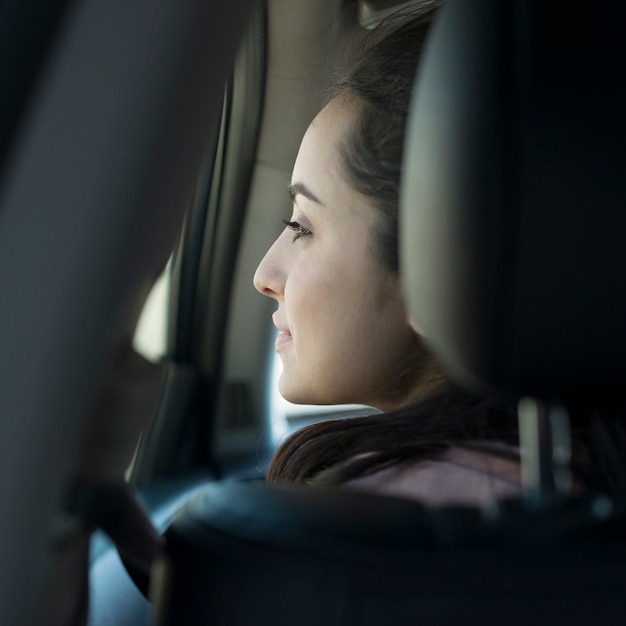 Mulher no carro por trás da vista