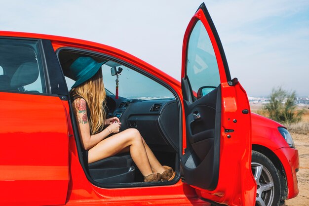 Mulher no carro vermelho