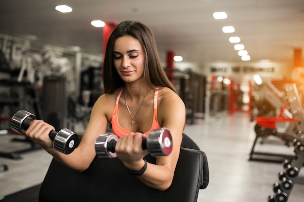 Foto grátis mulher no edifício do corpo da academia