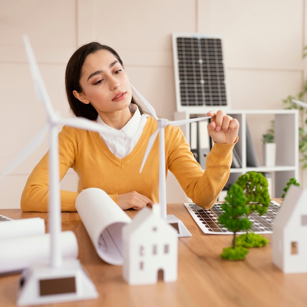 Mulher no escritório trabalhando em projeto de meio ambiente