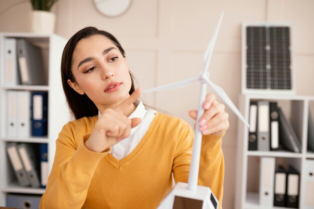 Mulher no escritório trabalhando em projeto de meio ambiente
