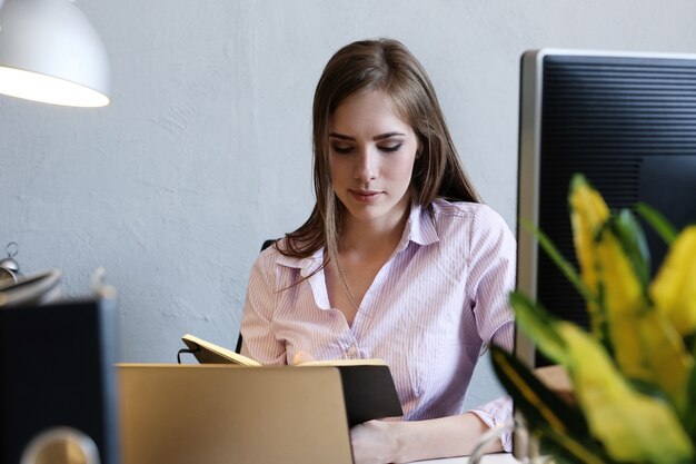 Mulher no escritório