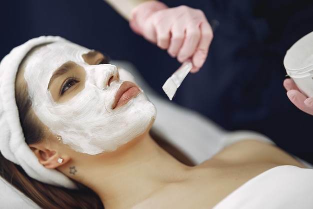 Mulher no estúdio de cosmetologia em um procedimentos