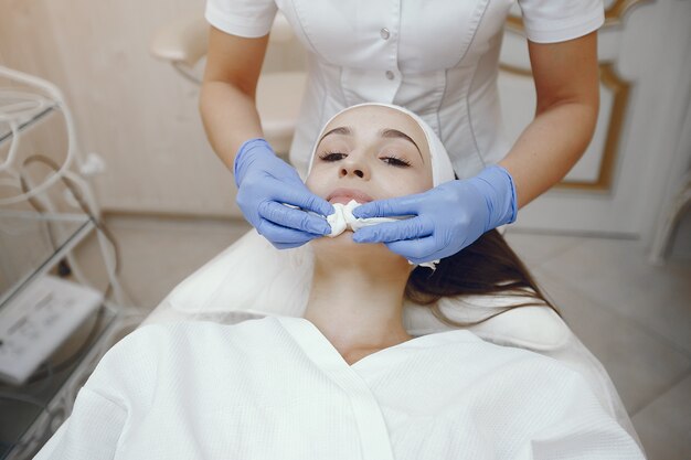 Mulher no estúdio de cosmetologia em um procedimentos