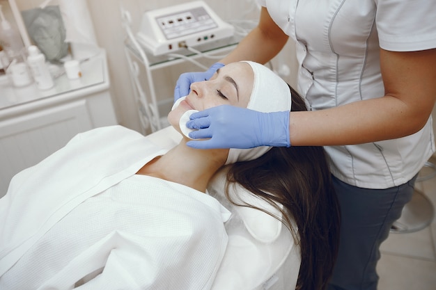 Mulher no estúdio de cosmetologia em um procedimentos