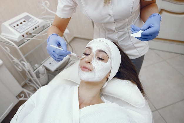 Mulher no estúdio de cosmetologia em um procedimentos