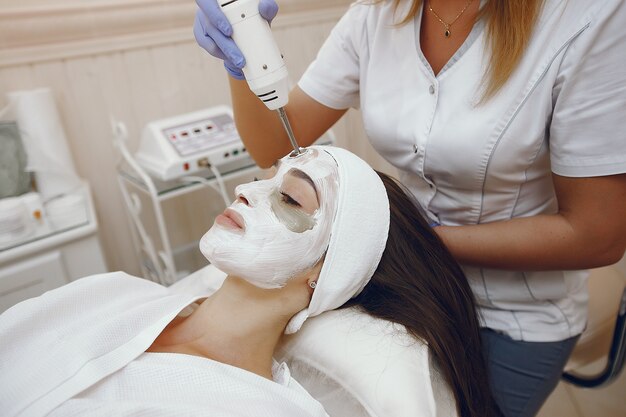 Mulher no estúdio de cosmetologia em um procedimentos