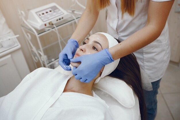 Mulher no estúdio de cosmetologia em um procedimentos