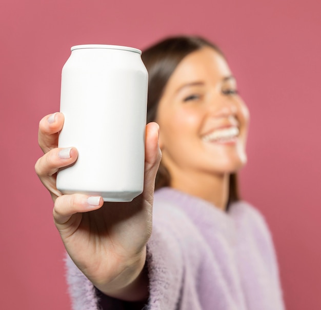 Mulher no estúdio segurando um suco