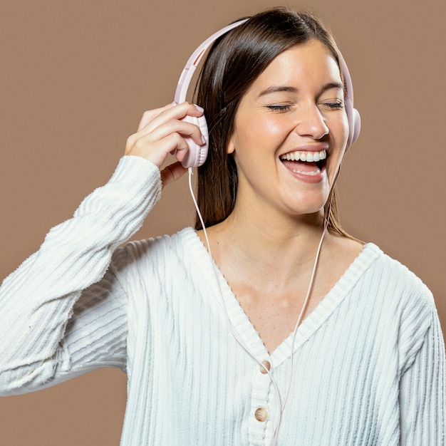 Mulher no estúdio usando fones de ouvido