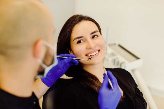 Foto grátis mulher no exame do dentista