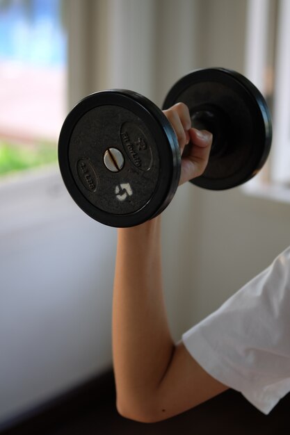 Mulher no fitness em casa