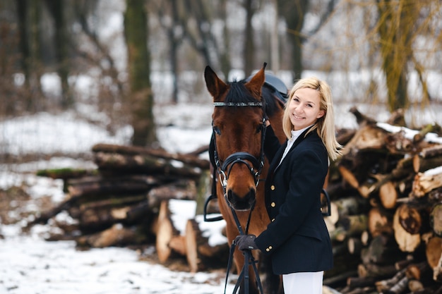 Mulher no inverno com cavalo