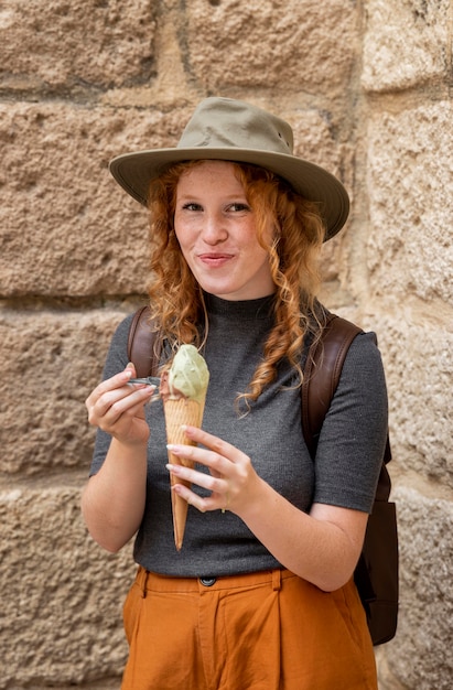 Foto grátis mulher no meio do tiro comendo casquinha de sorvete