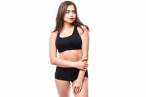 Foto grátis mulher no sportswear preto faz exercícios para o corpo de figura forte