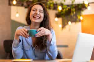 Foto grátis mulher nômade sorridente com xícara