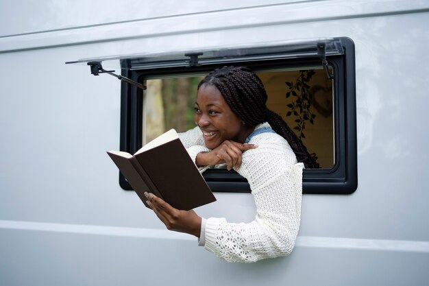 Mulher nômade viajando com a família