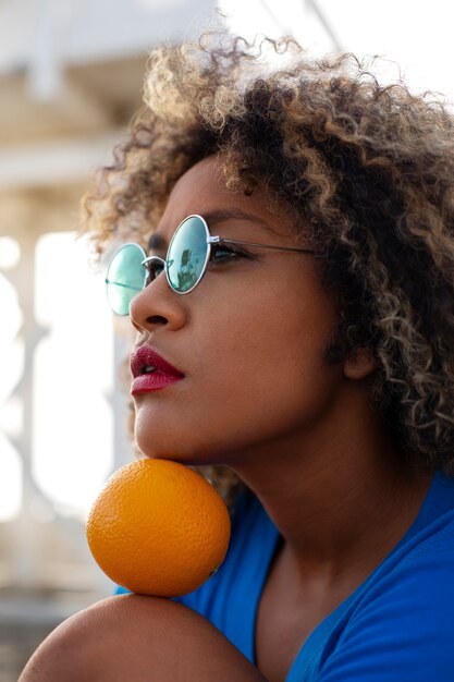 Foto grátis mulher nos anos 80 roupas de verão estéticas