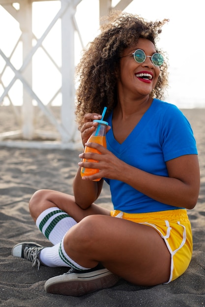 Foto grátis mulher nos anos 80 roupas de verão estéticas