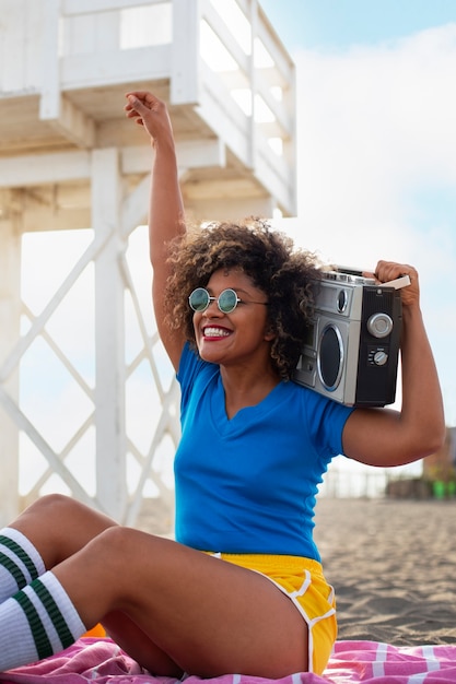 Mulher nos anos 80 roupas de verão estéticas