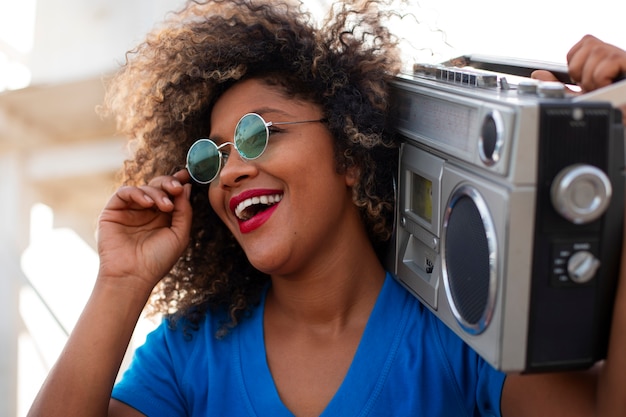 Foto grátis mulher nos anos 80 roupas de verão estéticas