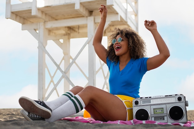 Foto grátis mulher nos anos 80 roupas de verão estéticas