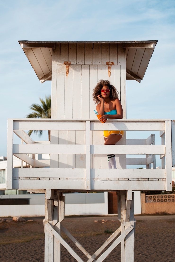 Foto grátis mulher nos anos 80 roupas de verão estéticas