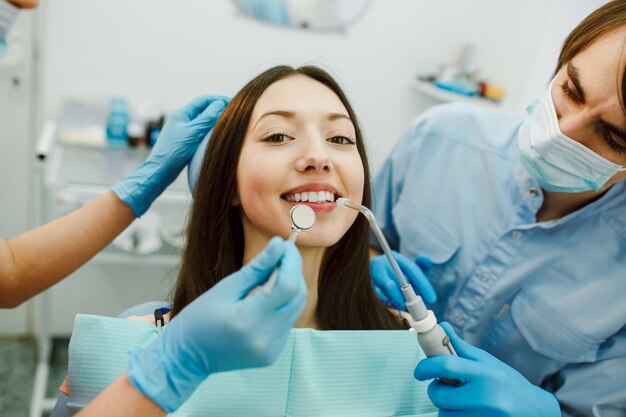 Mulher nova que sorri antes do exame médico