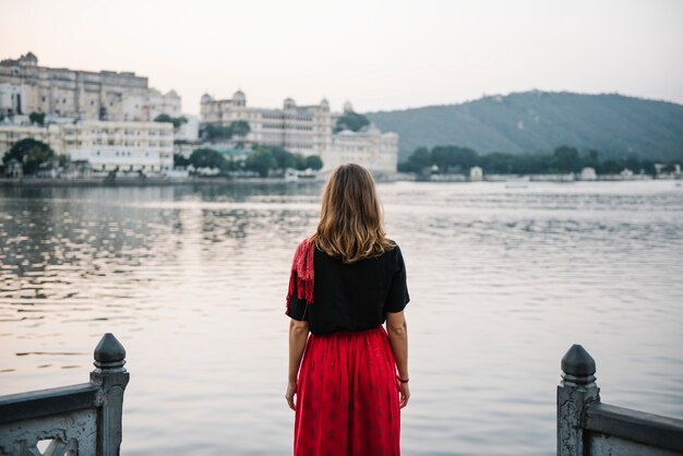 Mulher ocidental, apreciando uma vista do Lago Taj em Udaipur